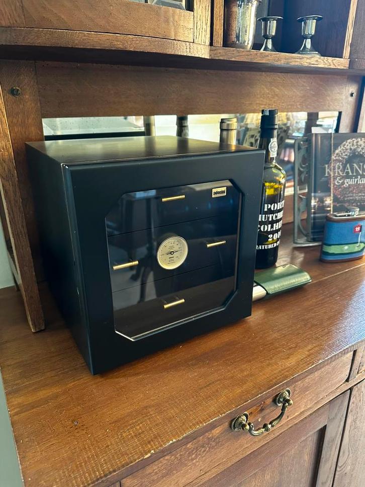 Adorini sigaren humidor, Verzamelen, Rookartikelen, Aanstekers en Luciferdoosjes, Zo goed als nieuw, Overige typen, Ophalen of Verzenden