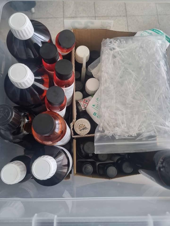 Complete set met etherische oliën voor parfumerie, Ophalen, Zo goed als nieuw