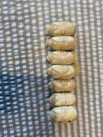 armbandje met ivoren kopjes, Ophalen