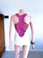 Unieke witte top met kleurrijke rugapplicatie – 100% katoen, Sans manches, Enlèvement ou Envoi, Taille 36 (S), Comme neuf