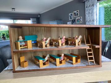 Houten poppenhuis met toebehoren beschikbaar voor biedingen
