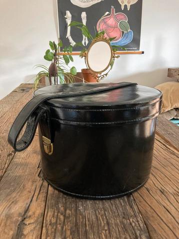Kleine vintage pruikendoos van zwart lakleer uit de jaren 60 beschikbaar voor biedingen
