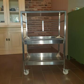 Bijzet tafel op wieltjes.  beschikbaar voor biedingen