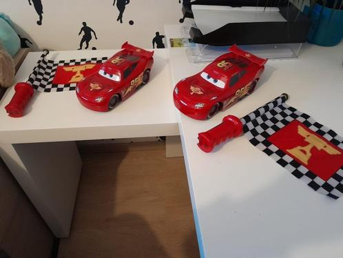 Cars Flag Finish Lightning McQueen (2 stuks te koop), Kinderen en Baby's, Speelgoed |Speelgoedvoertuigen, Zo goed als nieuw, Afstandsbediening