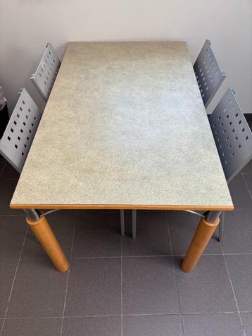 Keukentafel  beschikbaar voor biedingen