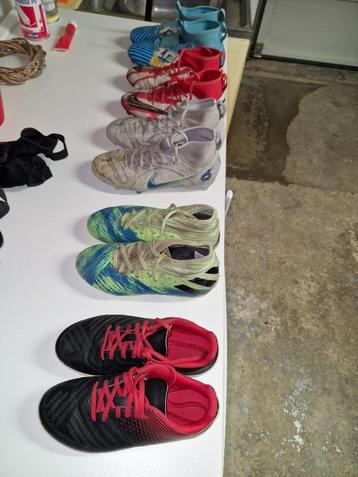 Chaussures de foot + jambières + gants beschikbaar voor biedingen