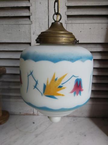 Mooie vormgegeven oude melkglazen hanglamp, bloemen beschikbaar voor biedingen