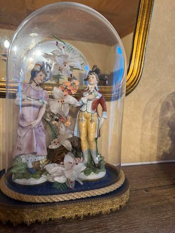 Romantisch porseleinen stel onder stolp – vintage beschikbaar voor biedingen