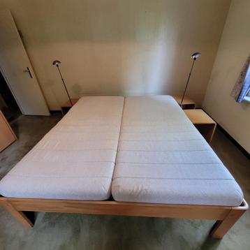 dubbel bed met leeslampen beschikbaar voor biedingen