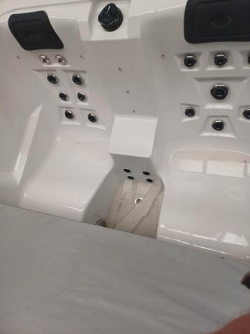 Jacuzzi livré gratuitement, Enlèvement ou Envoi