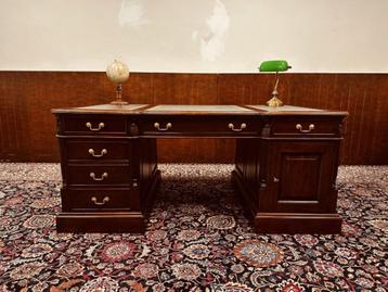 Klassiek Engels Chesterfield Bureau Partnerdesk beschikbaar voor biedingen