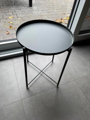 Grijs bijzettafeltje beschikbaar voor biedingen