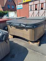 Jacuzzi. 2m30x2m30.    Gratis geleverd en geplaatst, Ophalen of Verzenden, Zo goed als nieuw