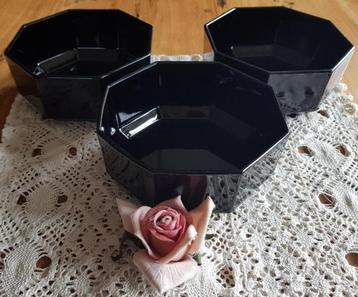 3 Vintage Franse zwart opaline octime Arcoroc schaaltjes beschikbaar voor biedingen