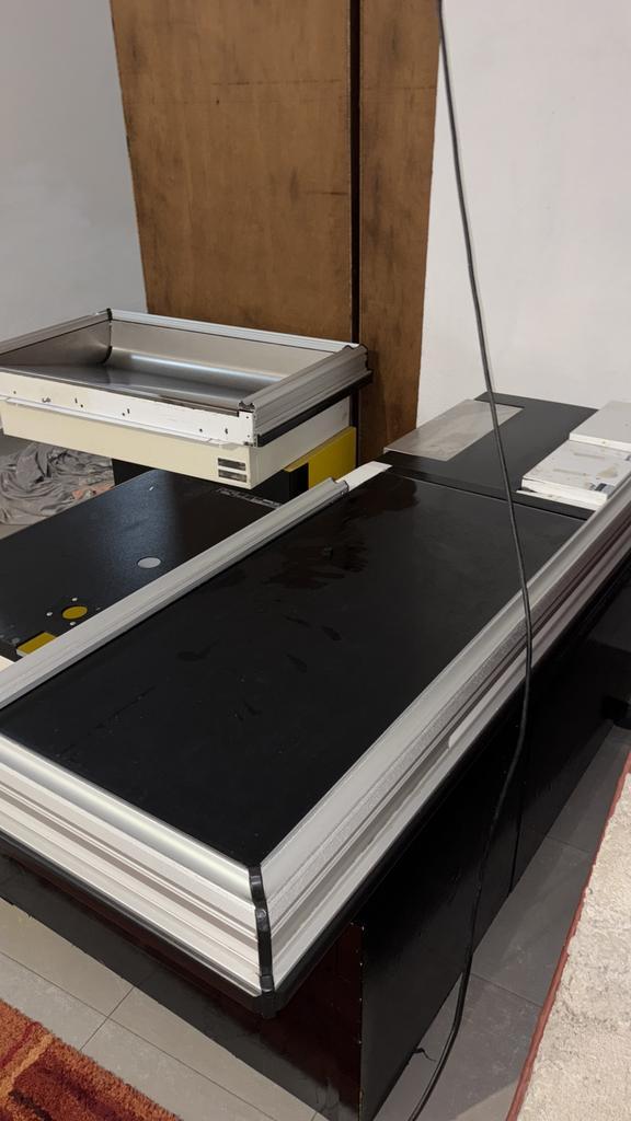 Complete kassa met toog en ingebouwde stroomvoorziening, Zakelijke goederen, Kantoor en Winkelinrichting | Kassa's en Betaalsystemen