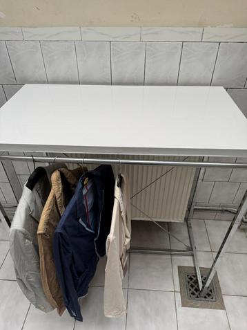 KLEDINGREK MET DUBBELE STANG beschikbaar voor biedingen
