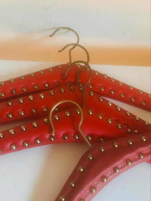 Vintage kleerhangers (set 4), Kleding | Dames, Kledinghangers, Ophalen
