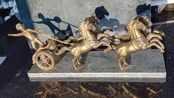 statue antique d'un char romain avec des chevaux, Enlèvement ou Envoi