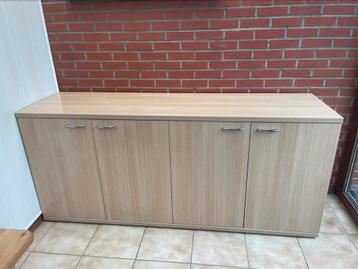 Lange dressoirkast beschikbaar voor biedingen