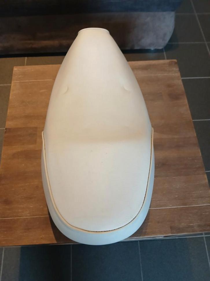 MBK booster origineel wit zadel, Vélos & Vélomoteurs, Pièces de cyclomoteur | Général, Comme neuf, Selle, Enlèvement