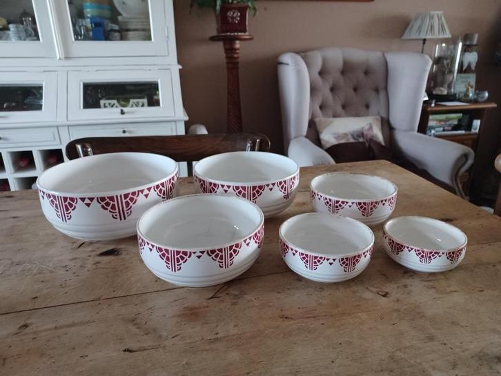 BOCH ART DECOMOTIEF ROOD set van 6 nestkommen, Antiquités & Art, Antiquités | Services (vaisselle) pièces, Enlèvement ou Envoi