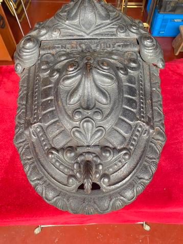 Antieke kolenbak beschikbaar voor biedingen