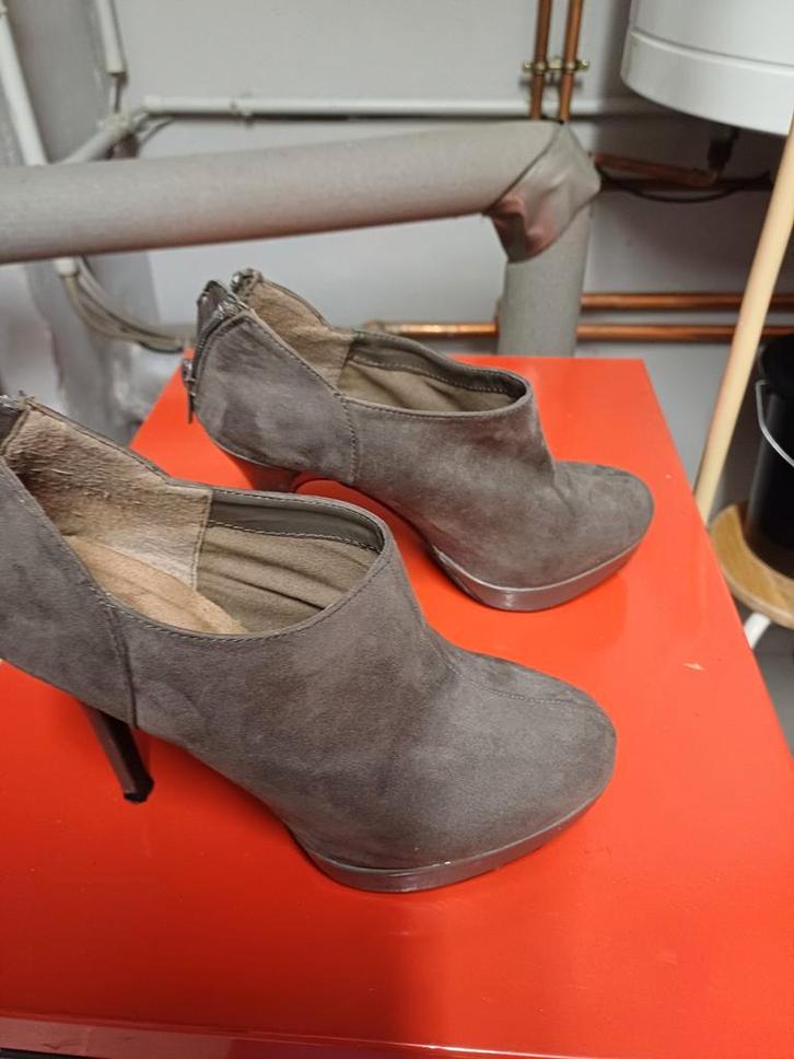 Très belle chaussures bottines en dain, Kleding | Dames, Schoenen, Zo goed als nieuw, Ophalen