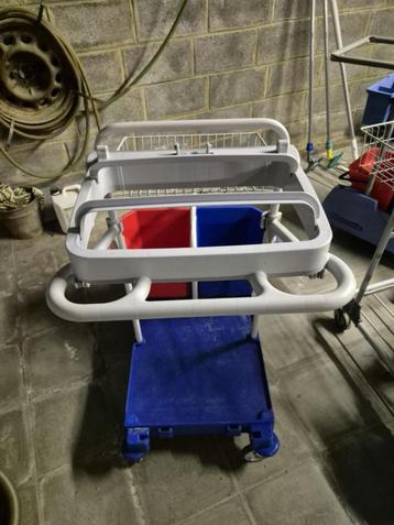 Set schoonmaakkarren beschikbaar voor biedingen