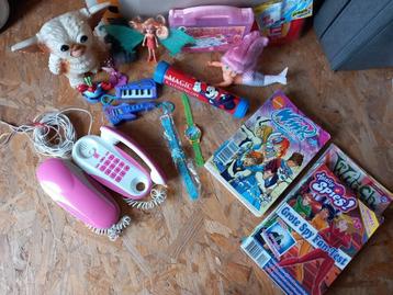 Klein speelgoed, popjes, telefoon, stempels, strips