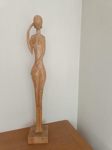 Houten beeld beschikbaar voor biedingen