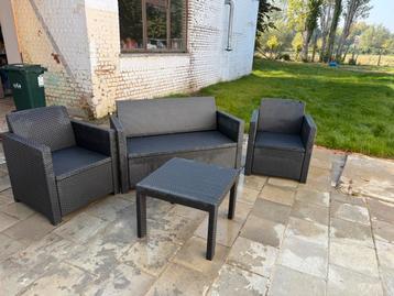  Loungeset – 2-zit + 2 eenzitters + tafeltje beschikbaar voor biedingen