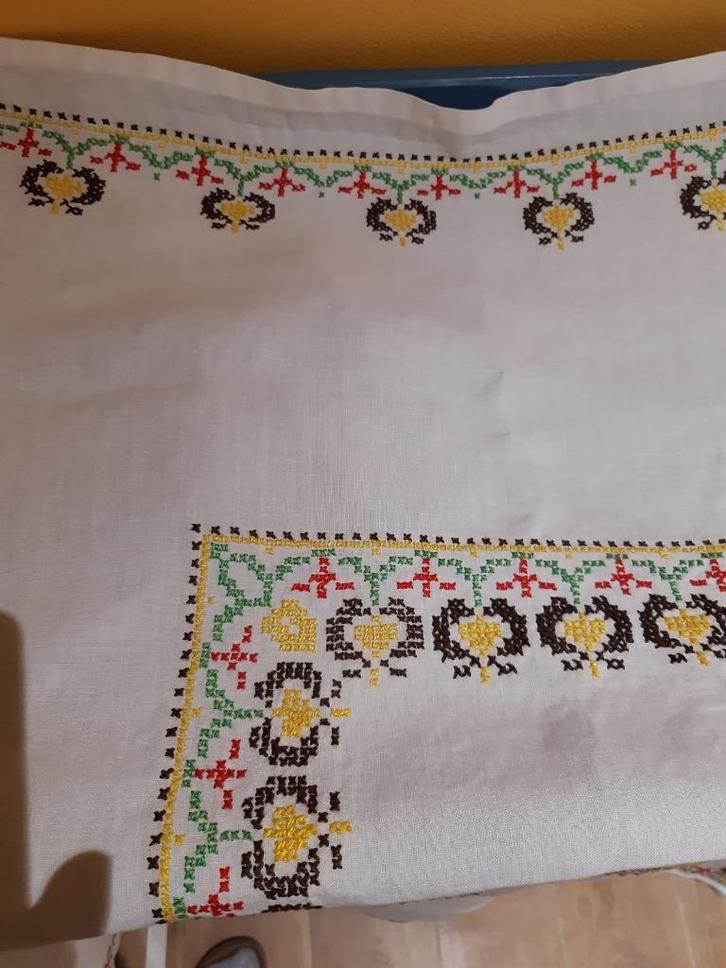 Petite nappe carrée 86X86 cm brodée main - lin, Huis en Inrichting, Tafelkleden, Ophalen of Verzenden