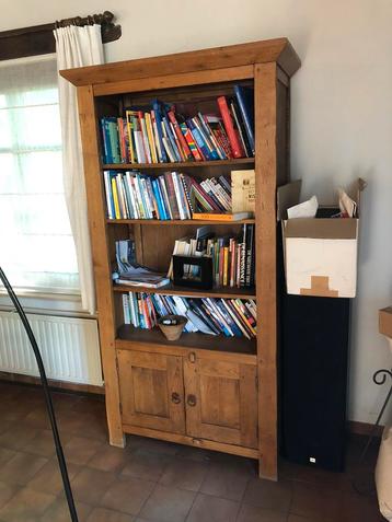 Massief houten boekenkast beschikbaar voor biedingen