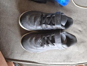 Minivoetbalschoenen te koop beschikbaar voor biedingen