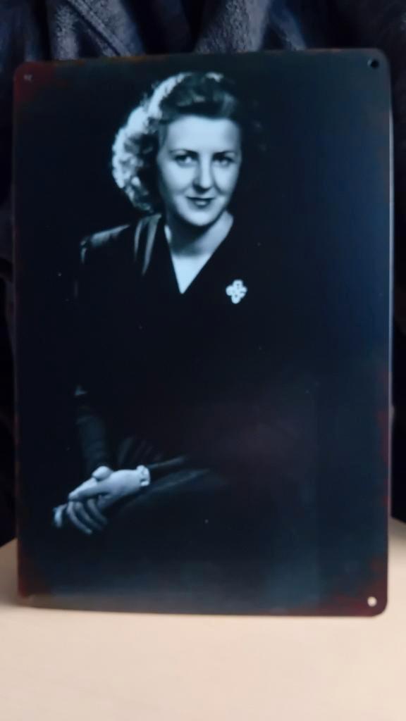 Eva Braun 20 op 30cm metalen bord, Antiek en Kunst, Kunst | Tekeningen en Fotografie, Ophalen of Verzenden
