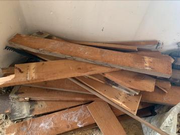 Hout, chevronbalken beschikbaar voor biedingen