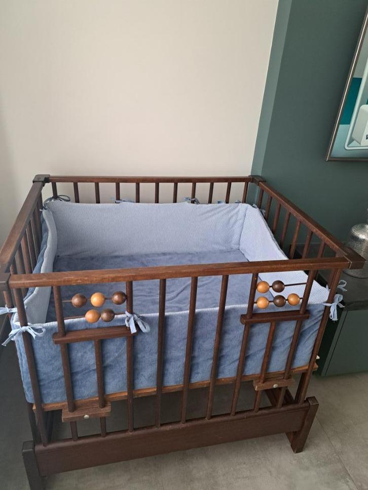 Vintage kinderbox met matrasje en toebehoren, hout, Kinderen en Baby's, Babyparken, Gebruikt, Rechthoekig, In hoogte verstelbaar