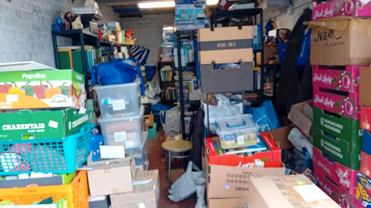 Heel garage vol spullen boeken puzzels rekken...., Diversen, Rommelmarktspullen, Zo goed als nieuw, Ophalen