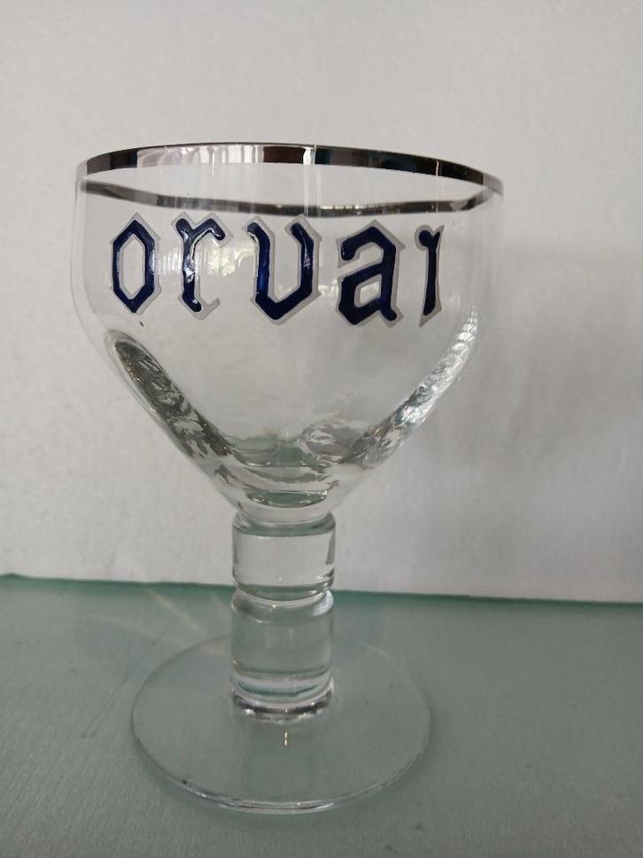 Oud geëmailleerd glas op een ORVAL-standaard (type ORVAI) in, Verzamelen, Biermerken, Zo goed als nieuw, Glas of Glazen, Overige merken