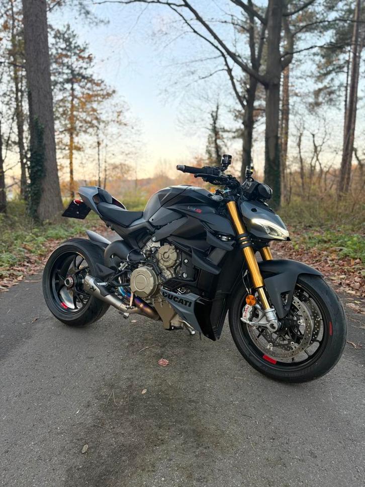 Ducati Streetfighter V4S Akrapovic - 2024 Grey Nero, Motos, Motos | Ducati, Entreprise, Naked bike, plus de 35 kW, 4 cylindres