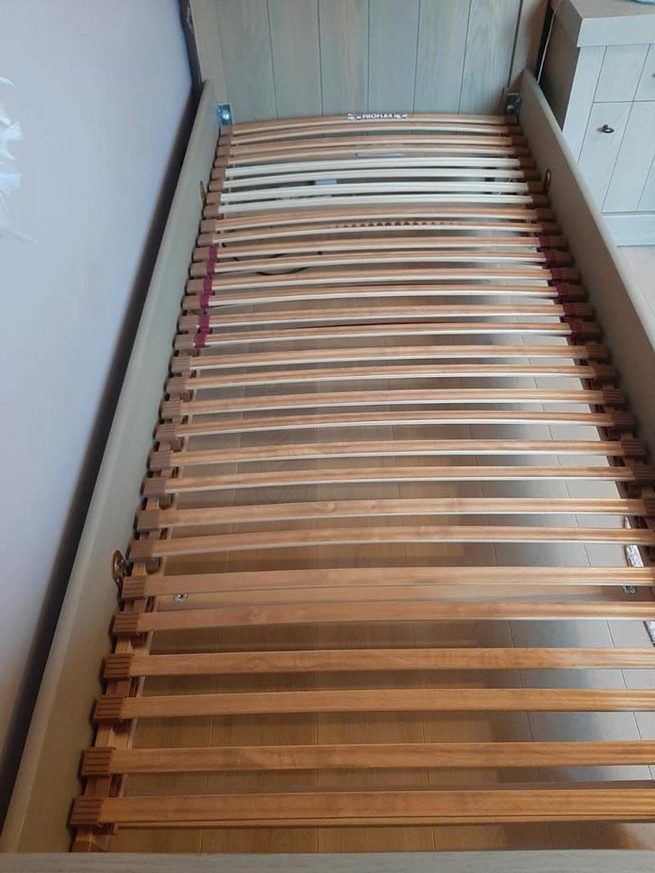 Eenpersoonsbed met matras en lattenbodem, Huis en Inrichting, Slaapkamer | Matrassen en Bedbodems, Zo goed als nieuw, Matras, Ophalen