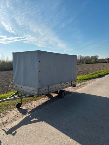 Aanhangwagen met huif beschikbaar voor biedingen