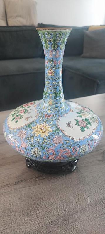 Speciale chinese cloisonne met voetstuk beschikbaar voor biedingen