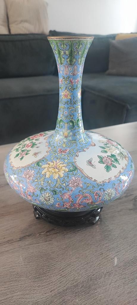 Speciale chinese cloisonne met voetstuk, Antiek en Kunst, Antiek | Vazen, Ophalen of Verzenden