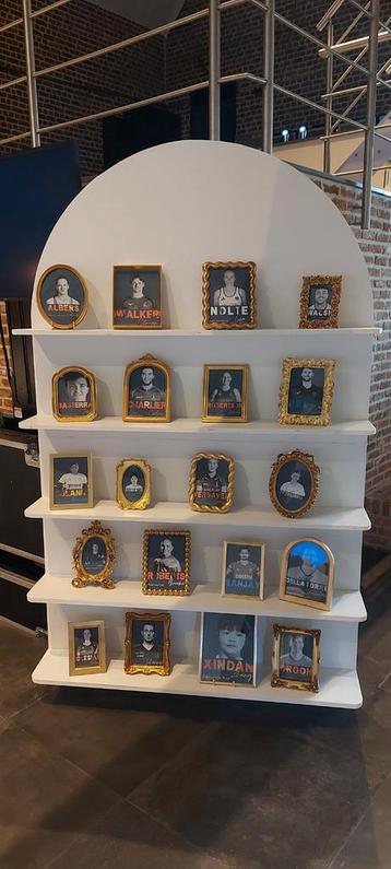 Grote portiekverhuur voor feestdecoratie. beschikbaar voor biedingen