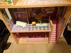 Poppenhuis met barbies en accesoires, Kinderen en Baby's, Speelgoed | Poppenhuizen, Gebruikt, Ophalen of Verzenden