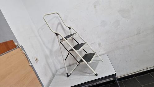 Trapladder met 3 brede treden Gelakt stalen trapladder voor, Doe-het-zelf en Bouw, Ladders en Trappen, Zo goed als nieuw, Ophalen of Verzenden