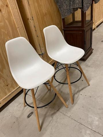 2 tabourets bar blanc bois beschikbaar voor biedingen