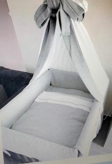 Babypark met hemel en bekleding beschikbaar voor biedingen