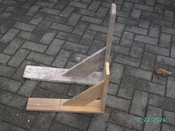 Houten hoeken beschikbaar voor biedingen